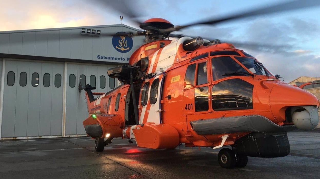 Rescatan en helicóptero a tres personas tras volcar su embarcación entre Trafalgar y Cádiz