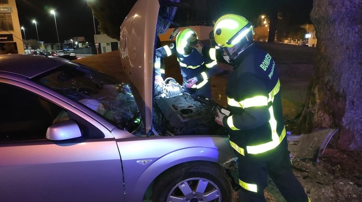 Los bomberos han desconectado la batería del coche para evitar males mayores.