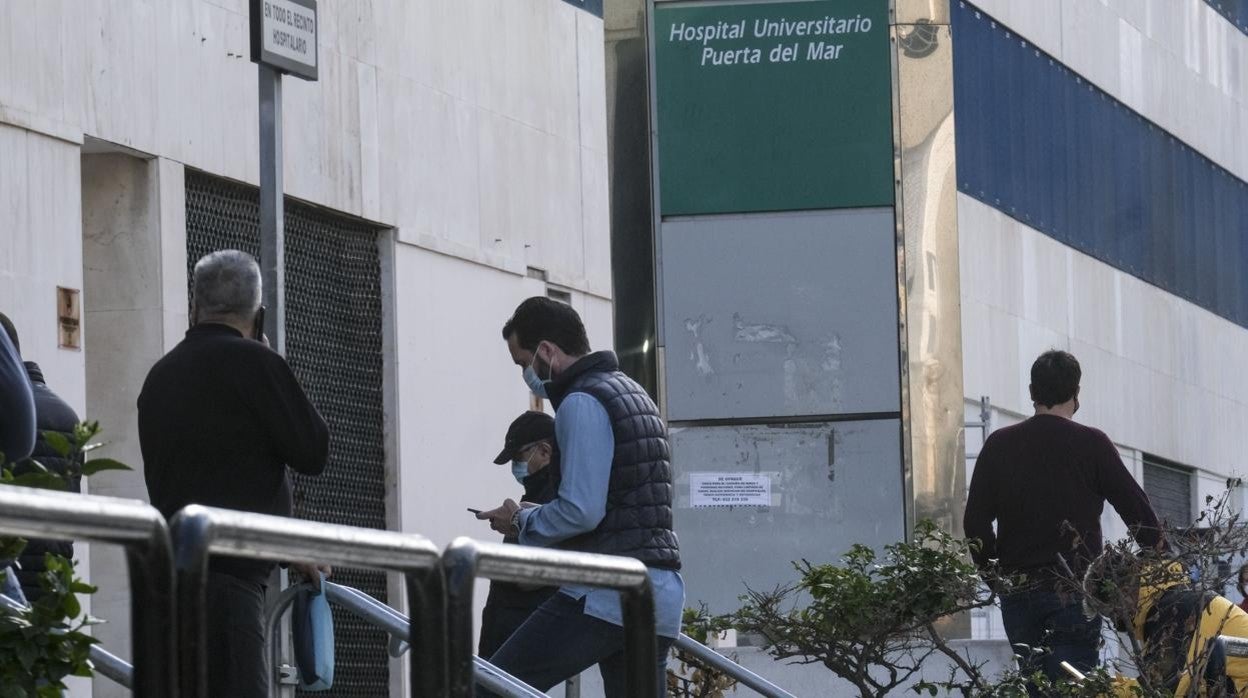 Los ingresos de pacientes con Covid en el Hospital Puerta del Mar superan ya la veintena