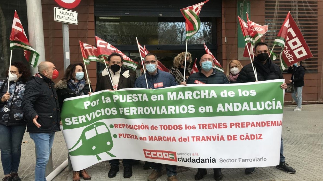 Trabajadores del tranvía, concentrados a las puertas de la Junta de Andalucía.