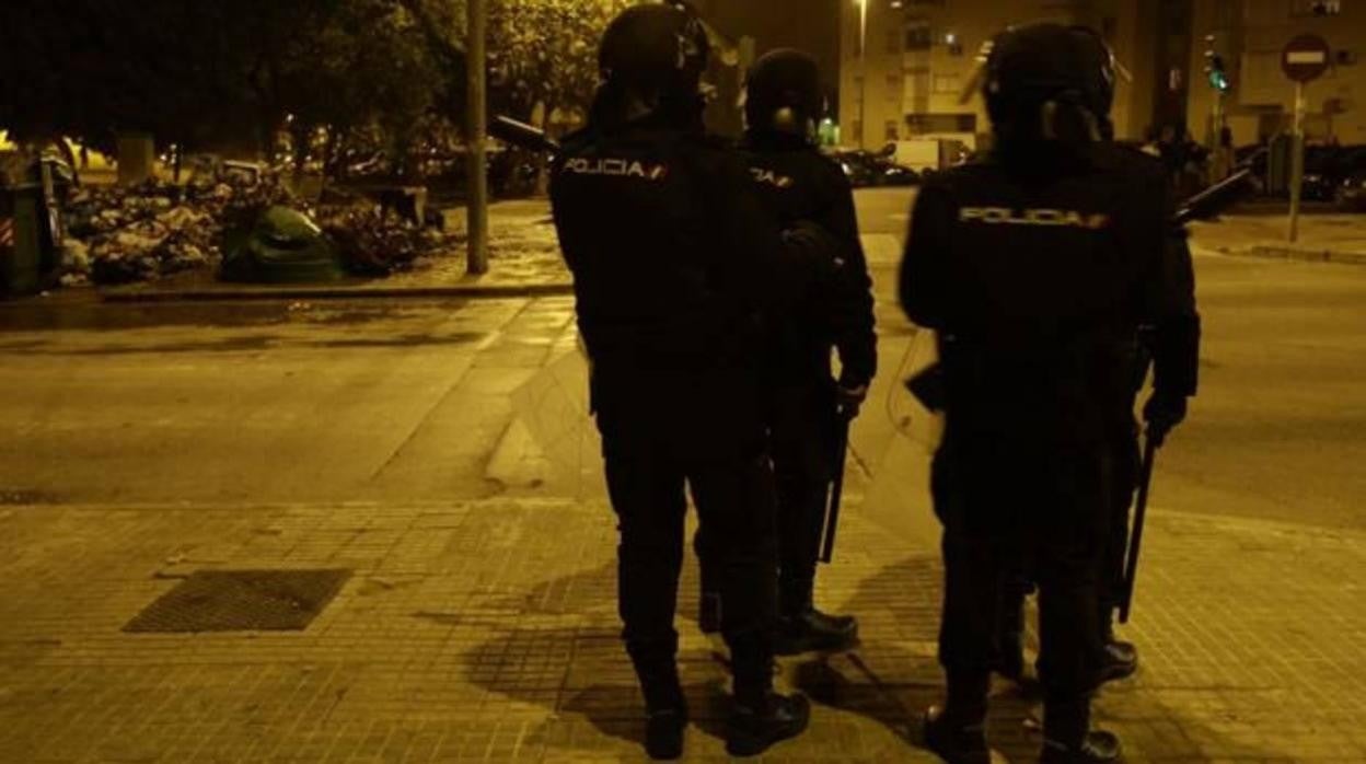 Amenaza con un cuchillo a los trabajadores de dos establecimientos de apuestas deportivas en Jerez