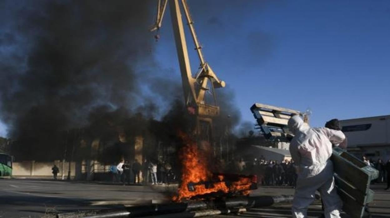 Barricadas en Cádiz en la jornada de huelga del Metal