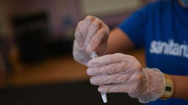 Dos fallecidos y casi un millar de contagios