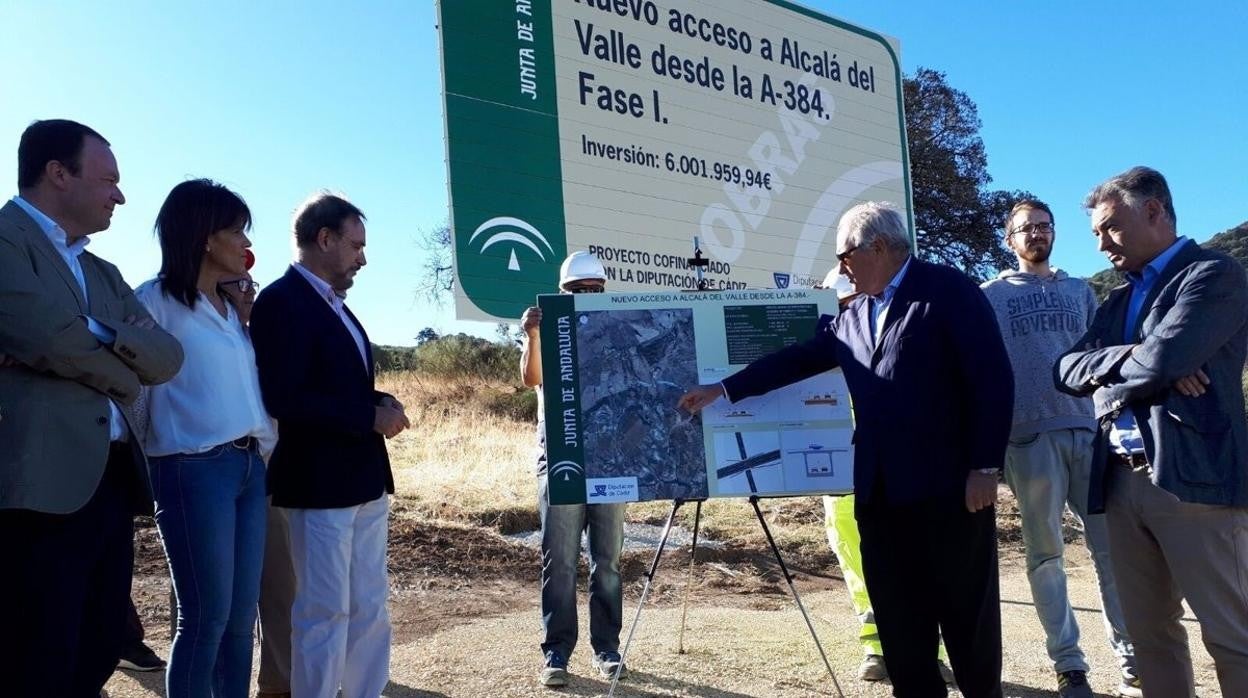 Presentación en octubre de 2017 de la obra de la carrtera de Alcalá del Valle, que luego se paralizó