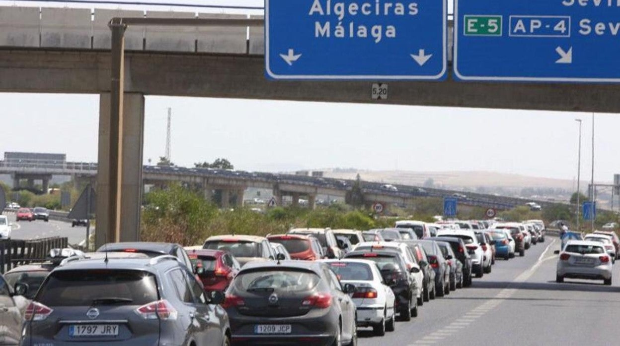 Imagen habitual del nudo de Tres Caminos en los meses de verano.