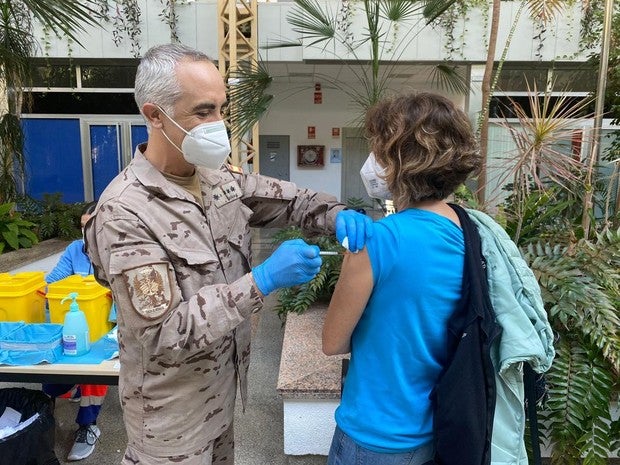 Vídeo: El ejército empieza a vacunar en Cádiz contra el coronavirus