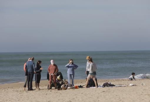 Gaditanos en la playa Victoria, este mediodía.