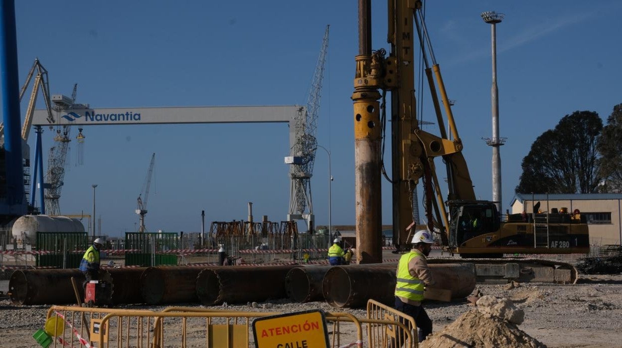 Obras del paso elevado para el tren de La Cabezuela junto al astillero de Puerto Real