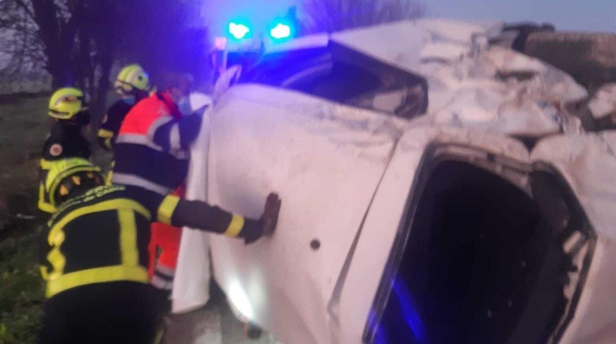 Rescatan a una conductora atrapada en su vehículo tras salirse de la vía en Nueva Jarilla