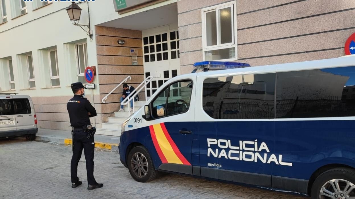 La Policía ha reforzado su presencia en los accesos a los centros de salud.