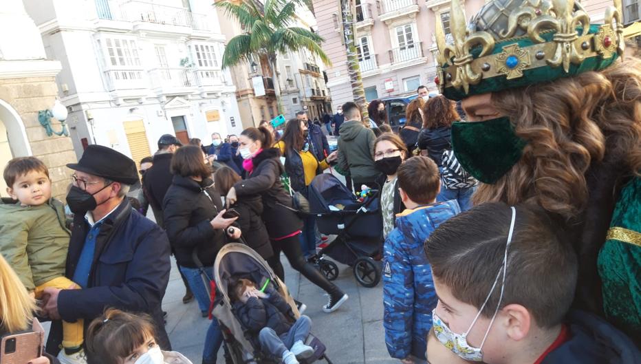 Video: Atascos en la avenida y barrios de extramuros durante el recorrido de los Reyes Magos en autobús