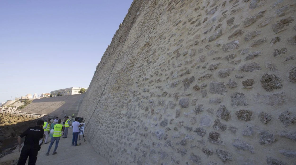 La rehabilitación de las murallas de Cádiz llega al Senado