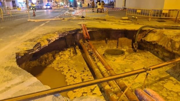 El boquete de la Avenida se convierte en un enorme socavón que obliga a cortar de tráfico de los carriles de entrada a Cádiz