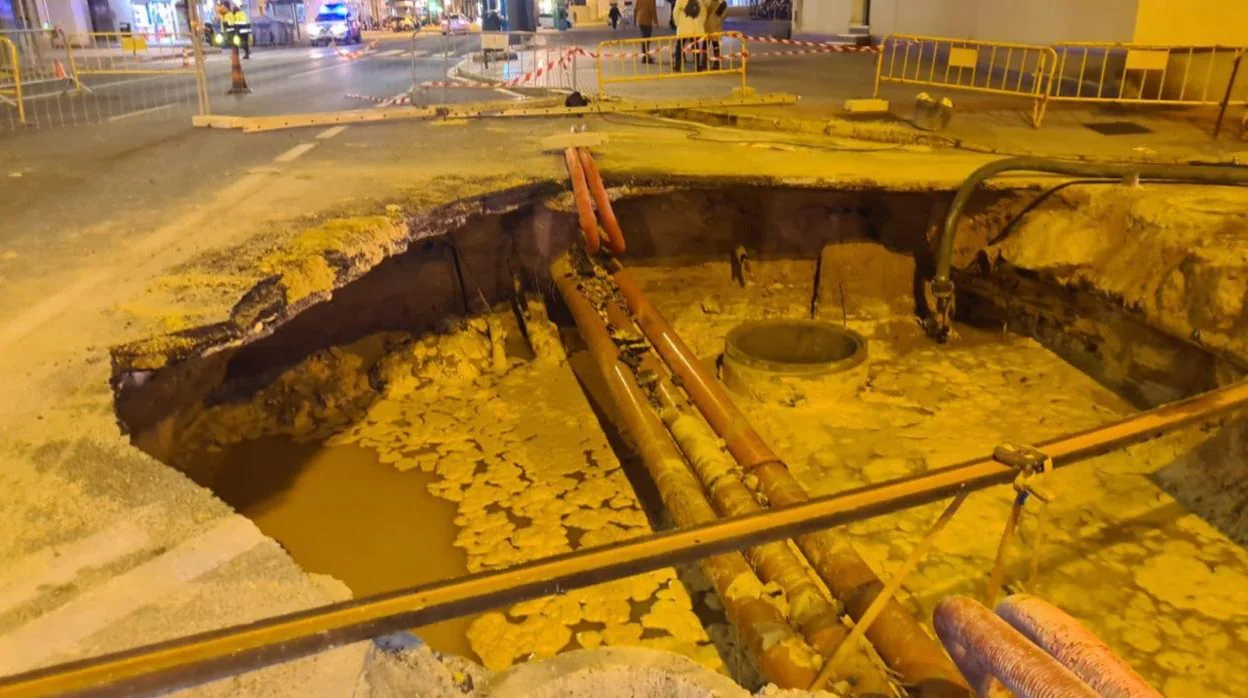 El boquete de la Avenida se convierte en un enorme socavón que obliga a  cortar de tráfico de los carriles de entrada a Cádiz