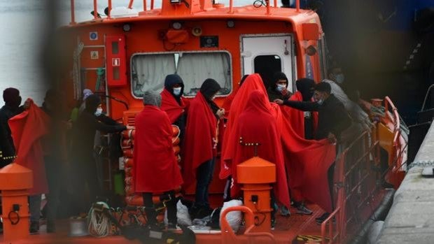 Rescatadas una docena personas que navegaban en una patera por el Estrecho