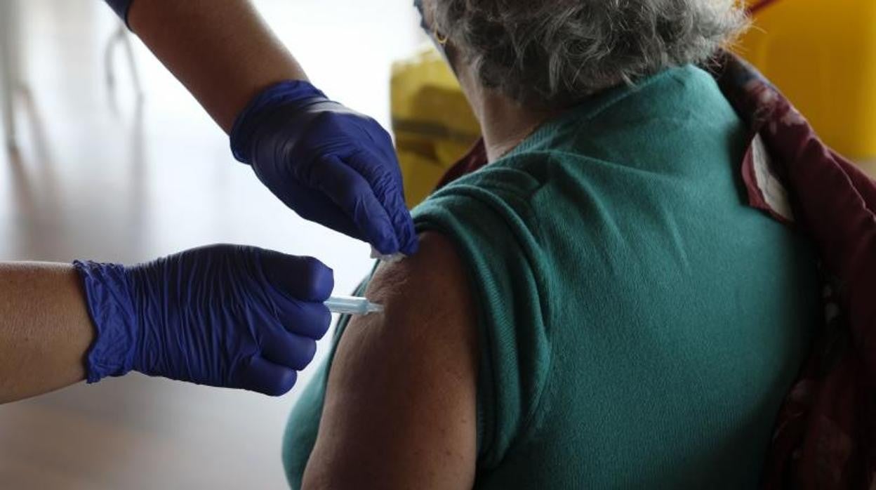 Mujer recibe la vacuna contra el covid en Cádiz.