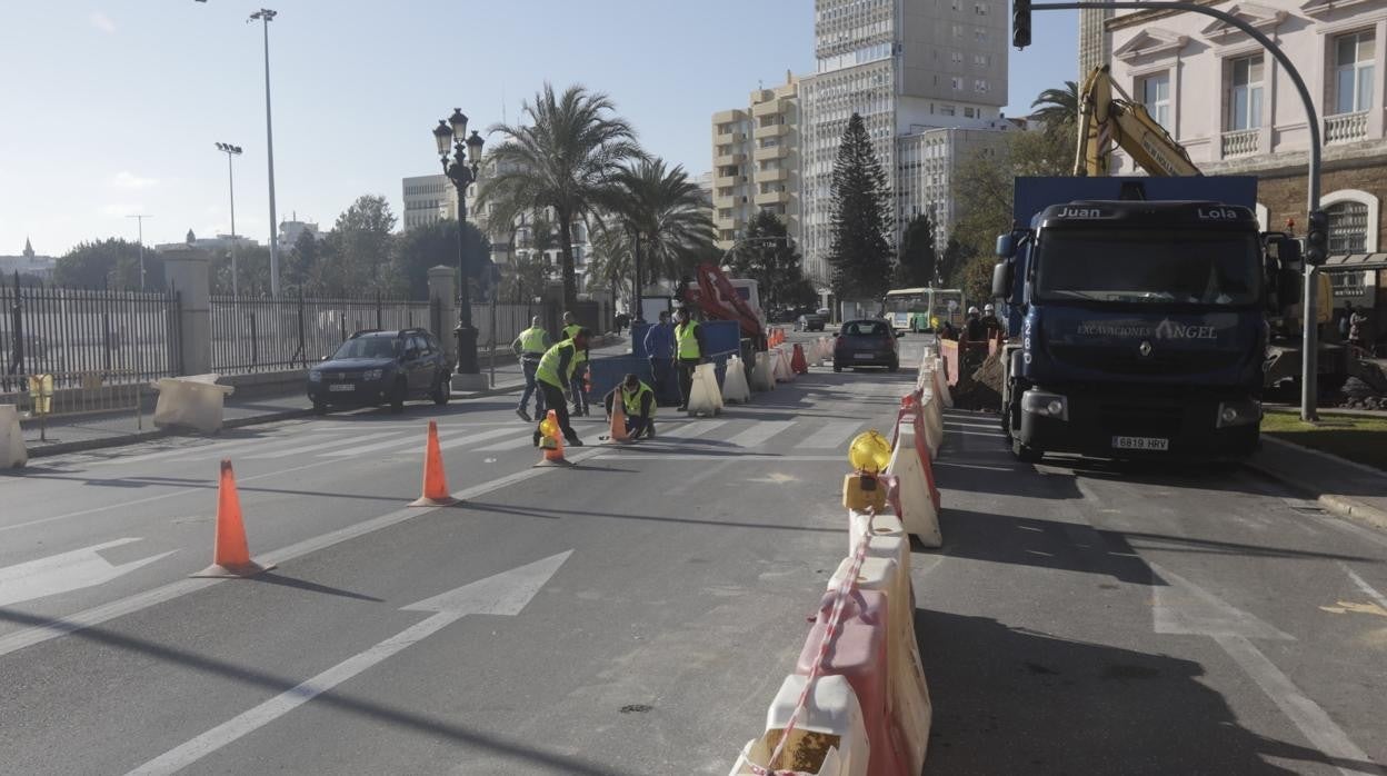 Una excavadora trabajando esta tarde en la zona