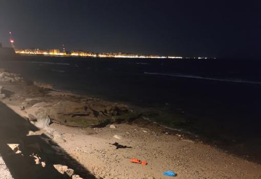 Llega a la playa de la Caleta una embarcación con quince inmigrantes