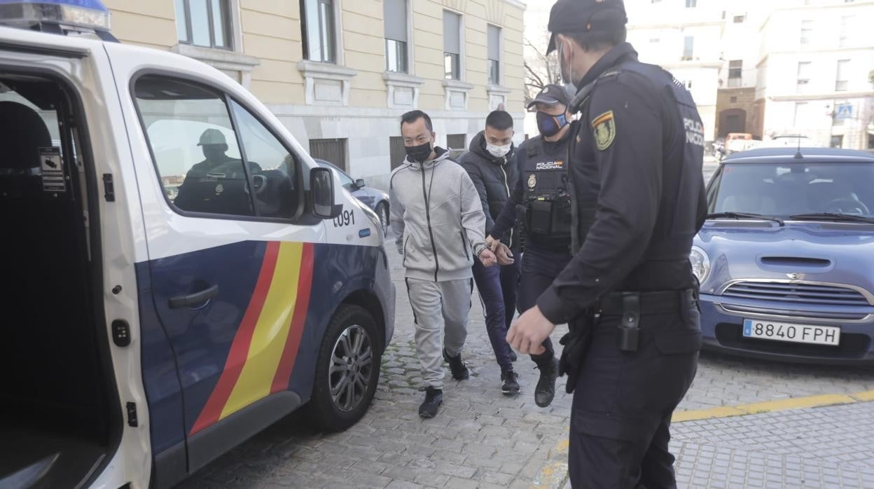 Dos de los procesados salen de la Audiencia de Cádiz.