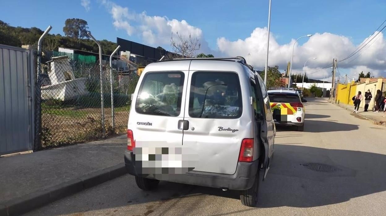 Detenido en Algeciras por conducir sin carné, drogado y chocar contra un coche y un quiosco