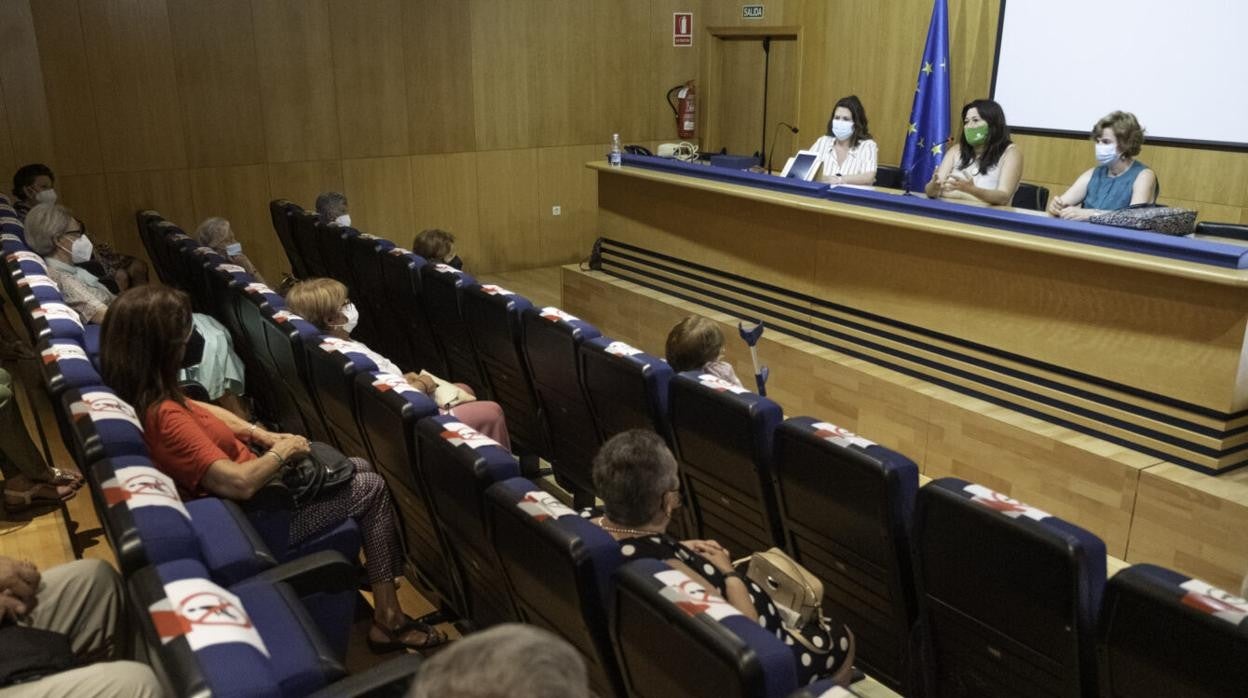 Imagen de archivo de la concejal Helena Fernández junto a alumnos de los cursos.