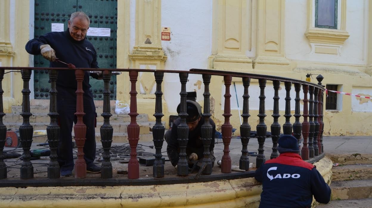 Estas emblemáticas barandas de hierro se colocaron en el exterior de la iglesia de Santiago en el año 1892