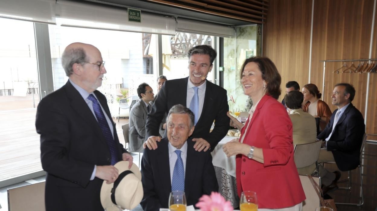 Federico Linares Castrillón, junto a su esposa, su hijo e Ignacio Moreno Aparicio.