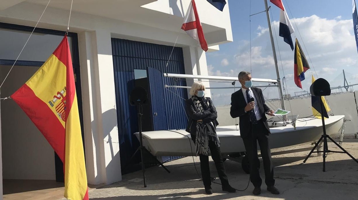 La presidenta de la Autoridad Portuaria, Teófila Martínez, en el acto de inauguración del nuevo edificio.