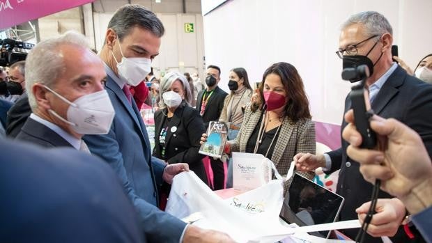 Pedro Sánchez visita el stand de Cádiz en Fitur 2022
