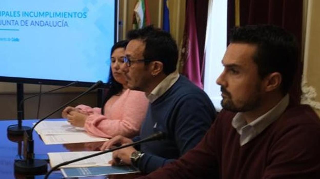 Ana Fernández, el alcalde y Martín Vila en imagen de archivo durante una comparecencia en el Ayuntamiento.