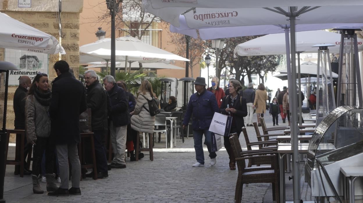 Mesas altas y veladores en Cádiz / Francis Jiménez