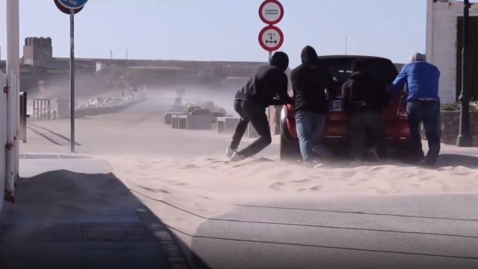 Vídeo: Un coche queda atrapado entre «arenas movedizas» en Tarifa por el viento de levante