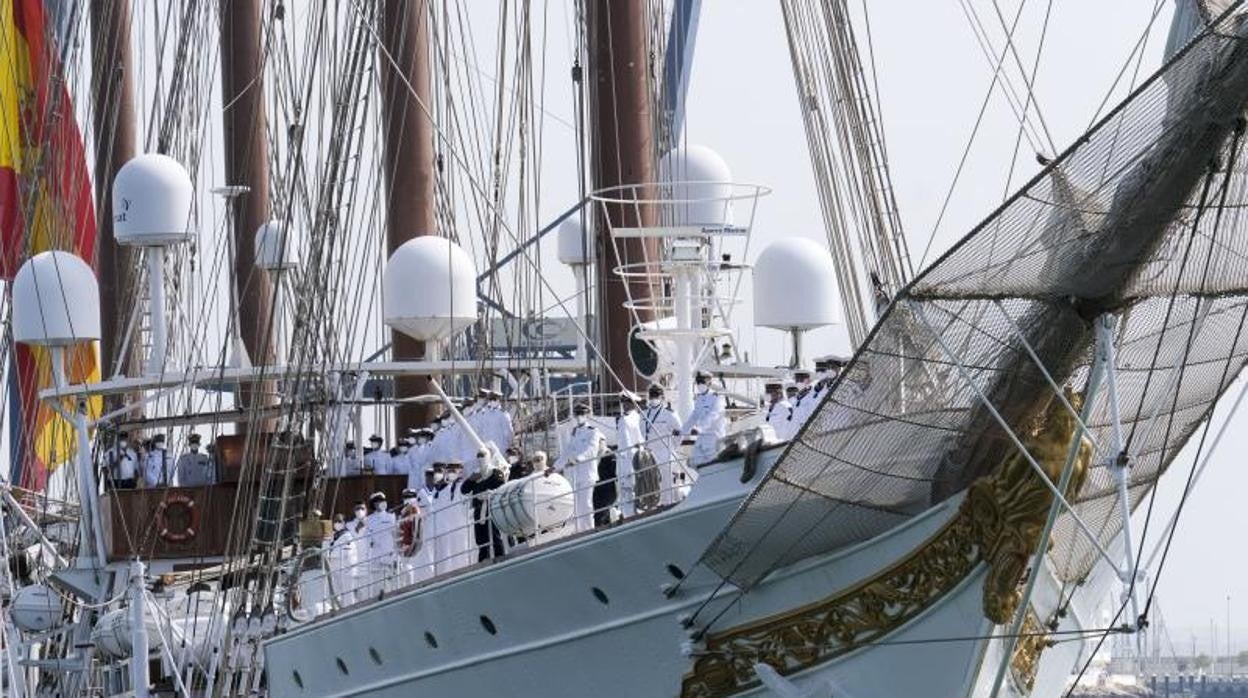 Izado de bandera en el buque Juan Sebastián Elcano por un Medio Ambiente sano