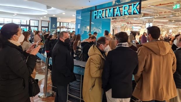 Vídeo: Primark abre su tienda en San Fernando y se estrena en Bahía Sur al compás de Carnaval