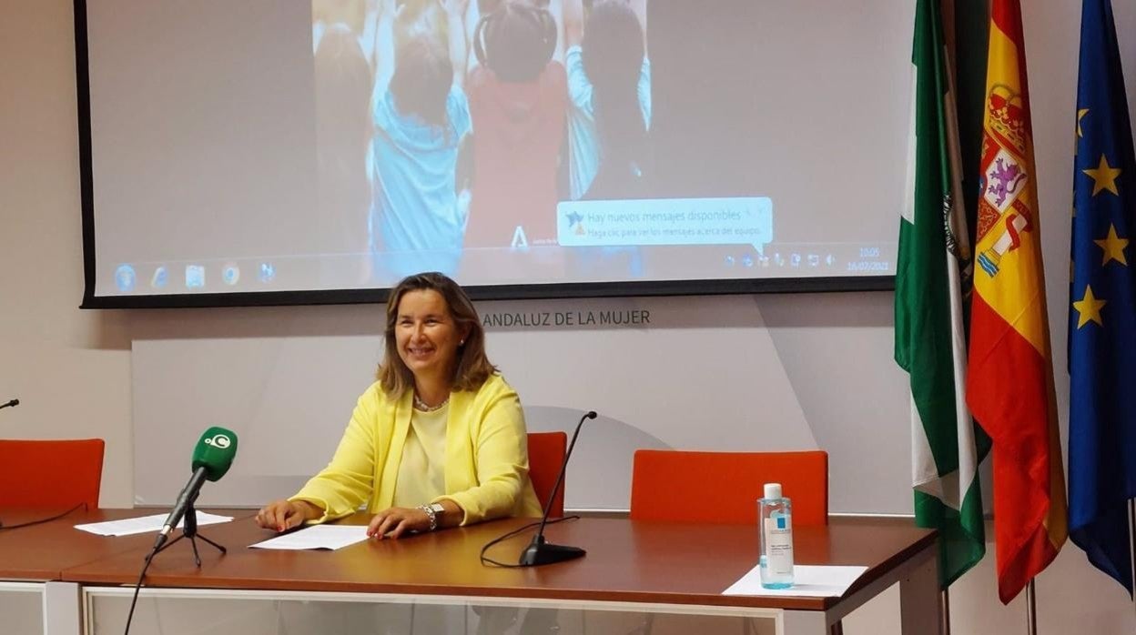 La asesora de programa del IAM en Cádiz, Celia Mañueco, durante la presentación del programa 'Vacacionantes'.