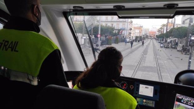 Medio centenar de trabajadores se suma a la fase final de pruebas del tranvía que llegará a la Plaza de Sevilla, en Cádiz capital