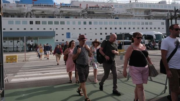 Los cruceros apuestan por hacer noche en el Puerto de Cádiz