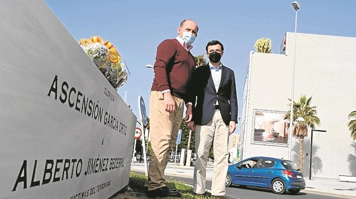 Juancho Ortiz y Bruno García, en la glorieta Víctimas del Terrorismo.