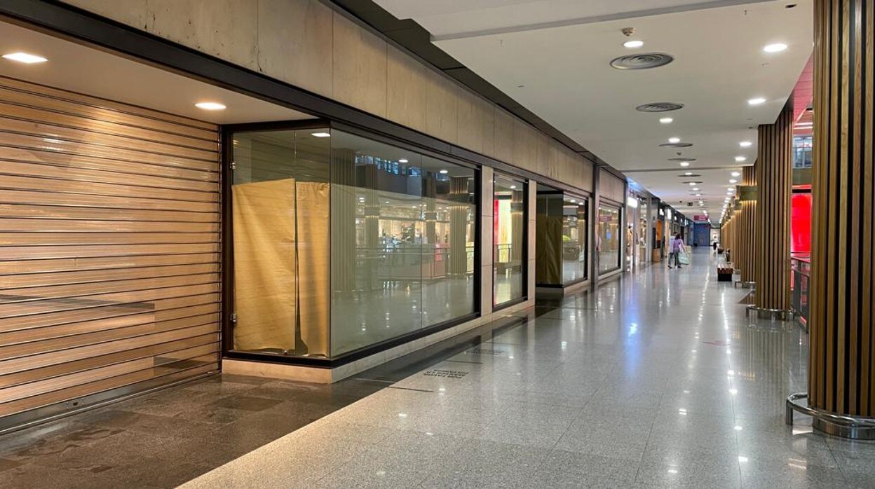 Zara y Stradivarius salen centro comercial