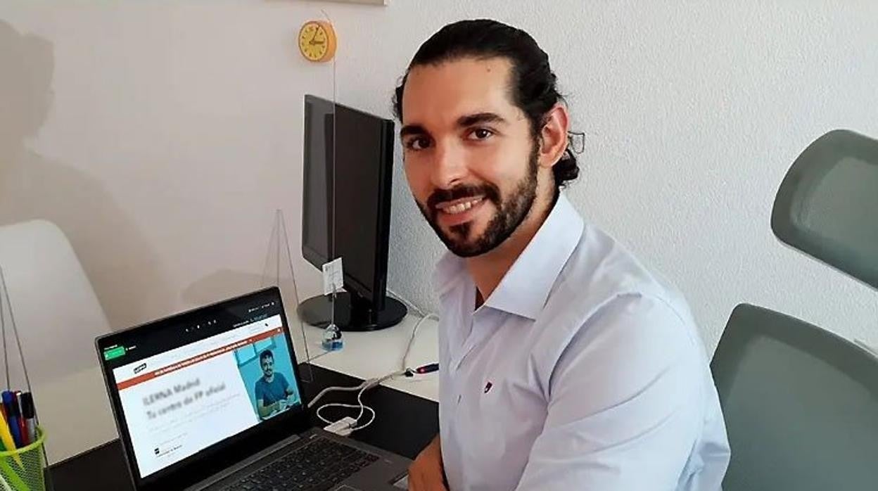 El sevillano José Luis Flores lleva tres temporadas encargado de la nutrición del C.D. Utrera