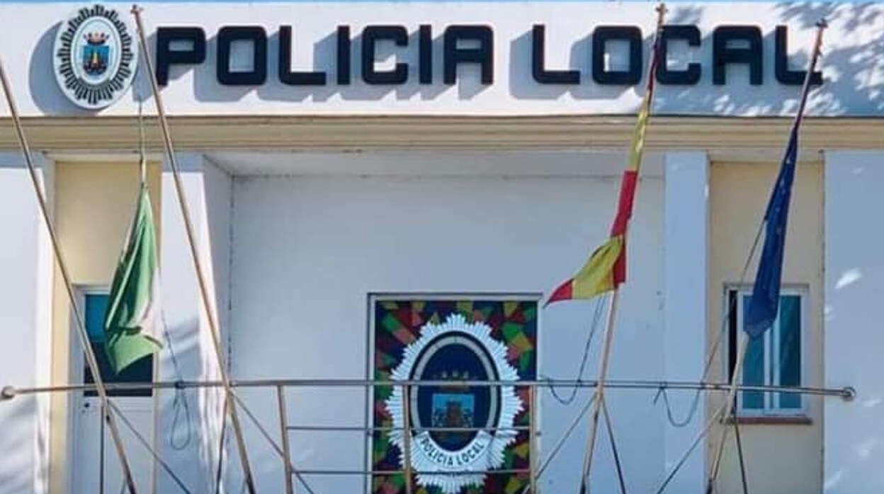 Puerta principal de la Jefatura de la Policía Local de Chiclana