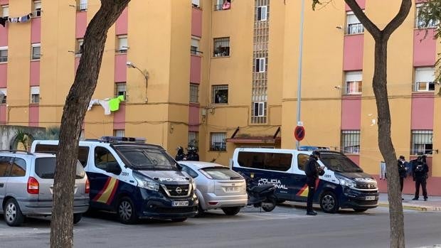 Desactivado en Rota un punto de venta de heroína y otras drogas con tres detenidos