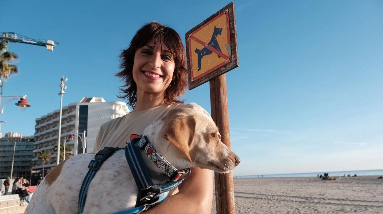 Lorena Costas, portavoz de ‘Playas Dog Friendly Cádiz’, junto a su perro en la playa Victoria.