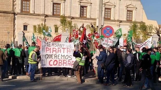 Un centenar de trabajadores gaditanos de Mersant protestan en Sevilla por los impagos de la empresa