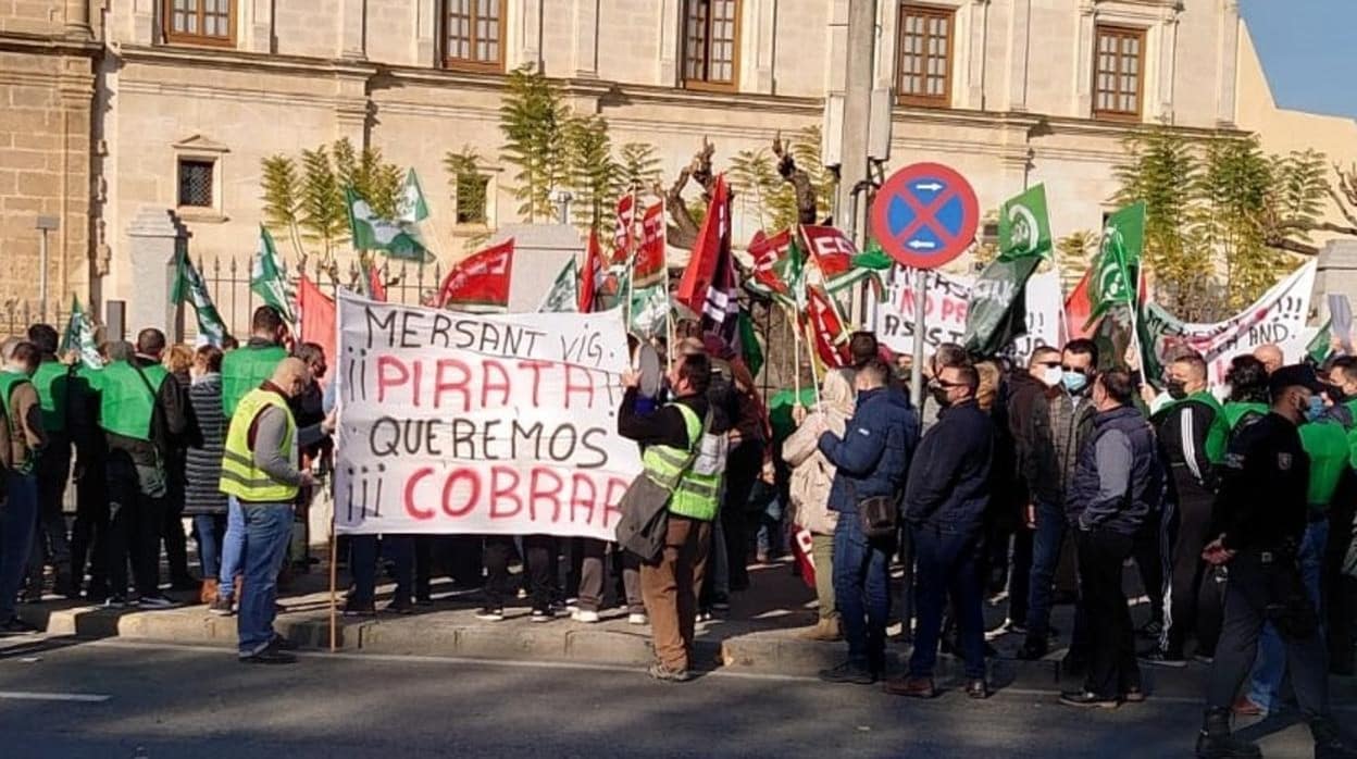 Protesta ante el Palamento en Sevilla