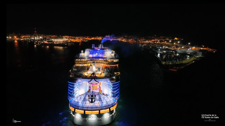 La impresionante entrada del crucero 'Wonder of the Seas' en un Cádiz de postal, en vídeo