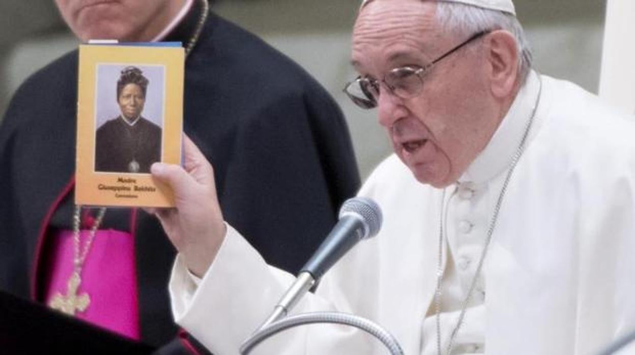 El Papa Francisco, con una imagen de Santa Josephine Bakhita