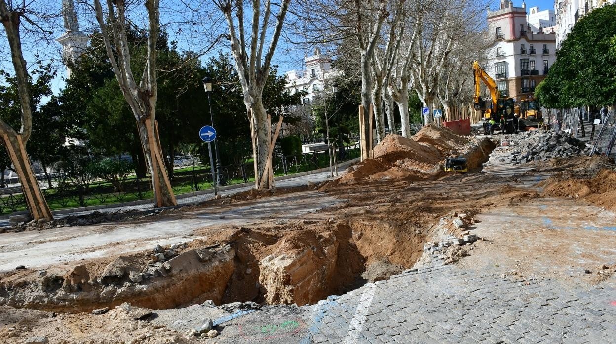 Las obras y los restos de muralla en la Plaza de España