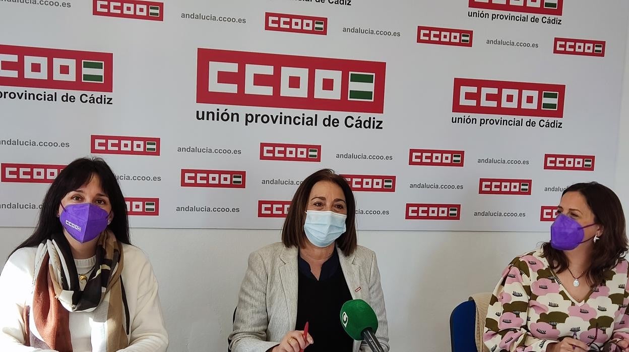 La secretaria provincial de CC OO, Inmaculada Ortega, en el centro de la imagen, durante la presentación del informe