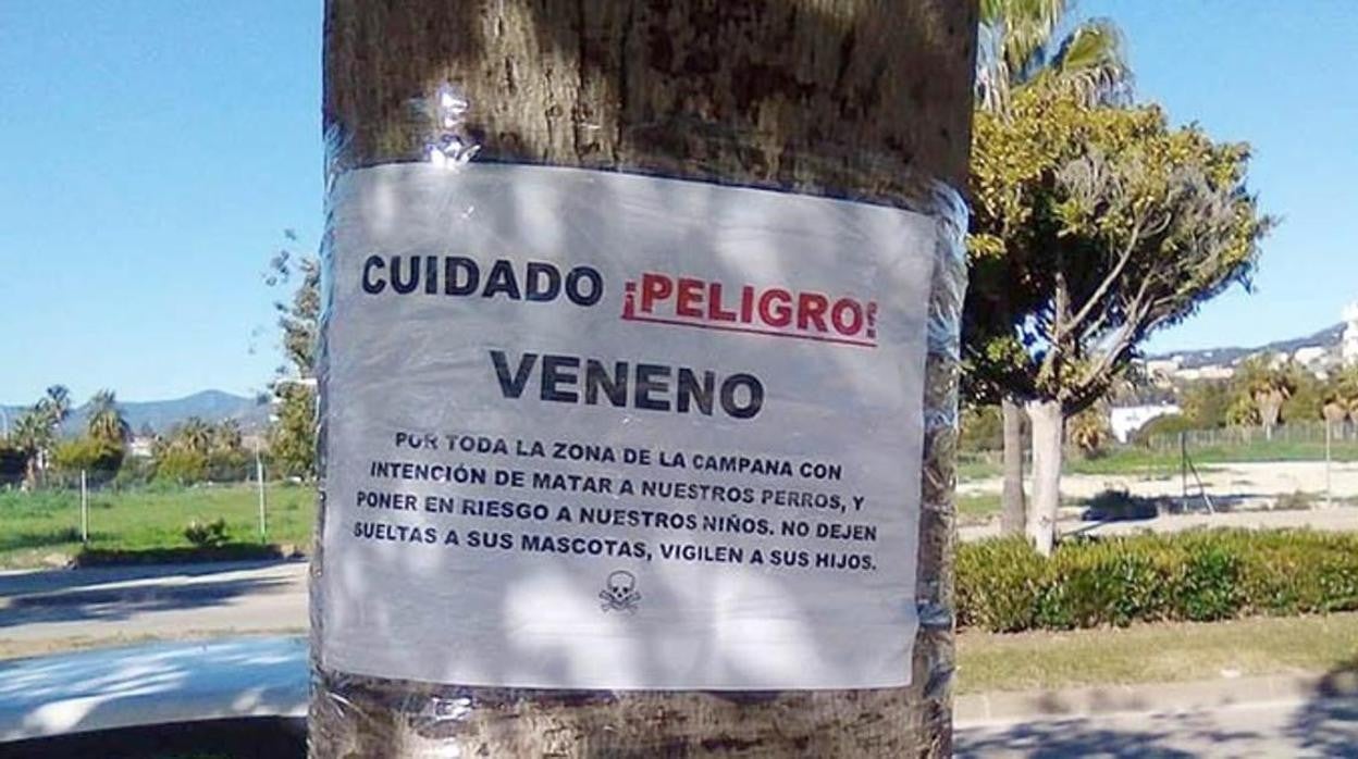 Un cartel avisa del peligro de envenenamiento en Marbella en 2020